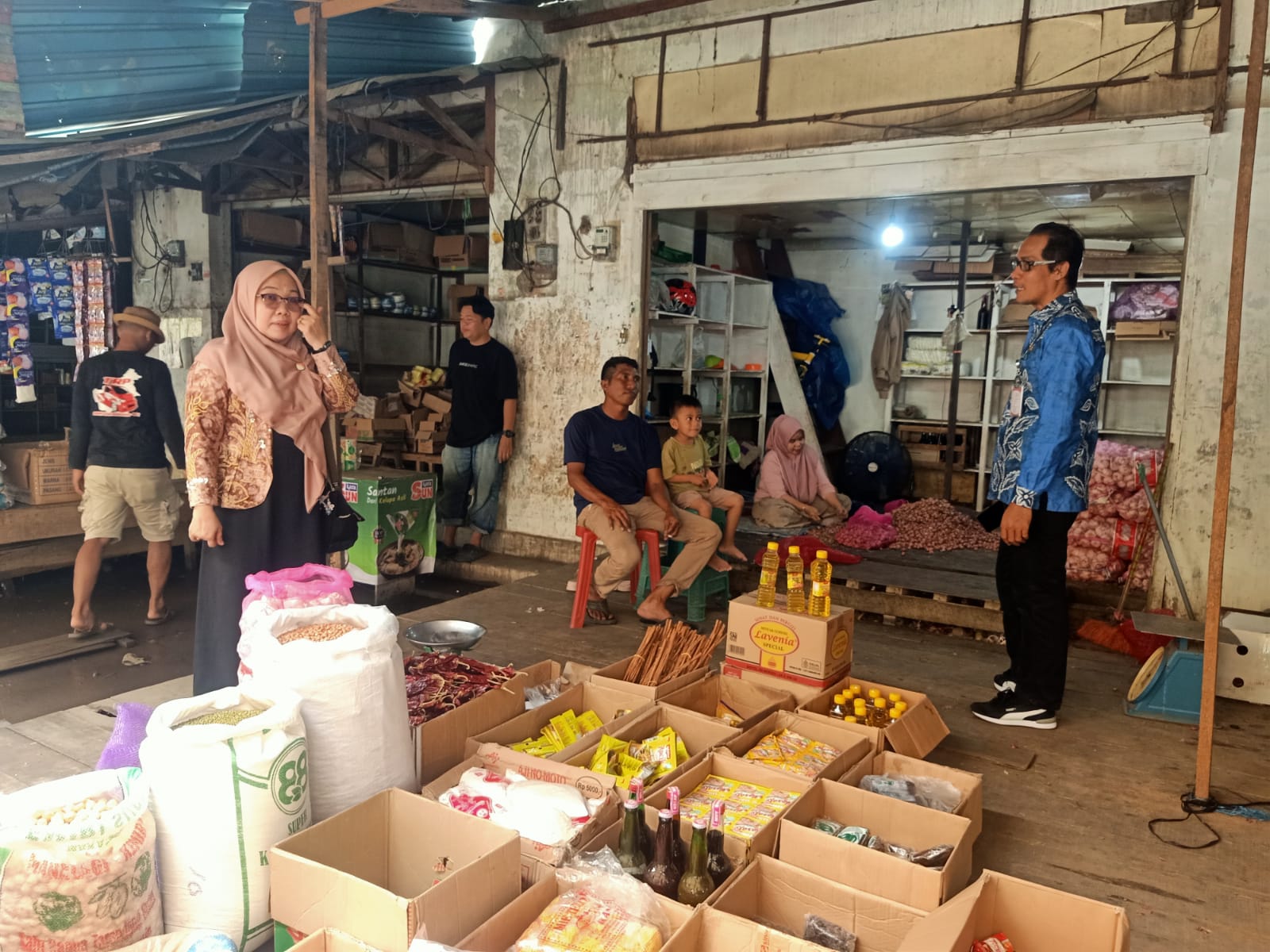 PANTAU: Dinas Perdagangan HST monitoring harga bahan pokok di Pasar Tradisional Barabai, Kamis (5/3/2026).