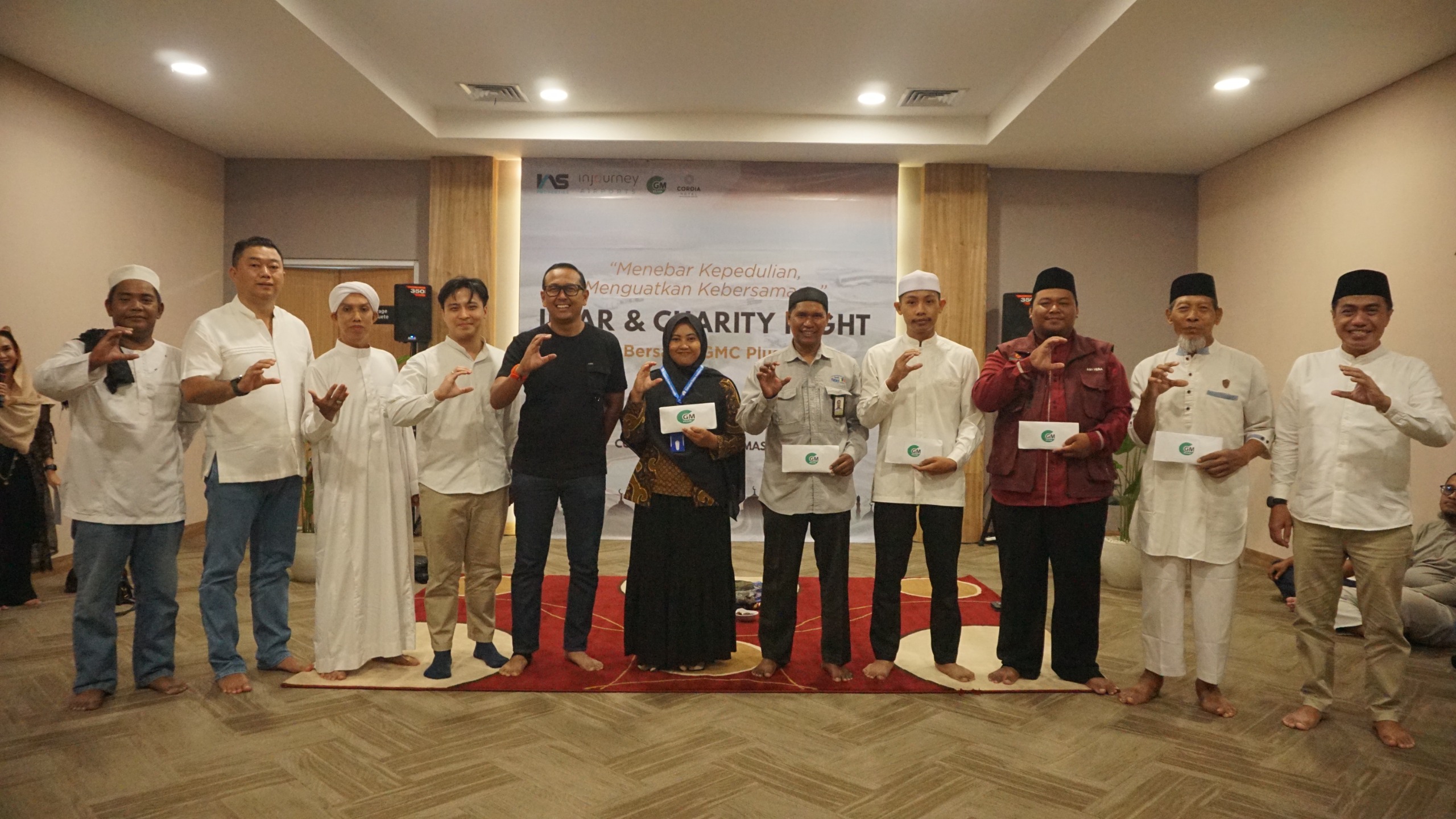 DONASI &ndash; Penyerahan donasi dari sumbangan member GMC+ kepada 5 panti asuhan