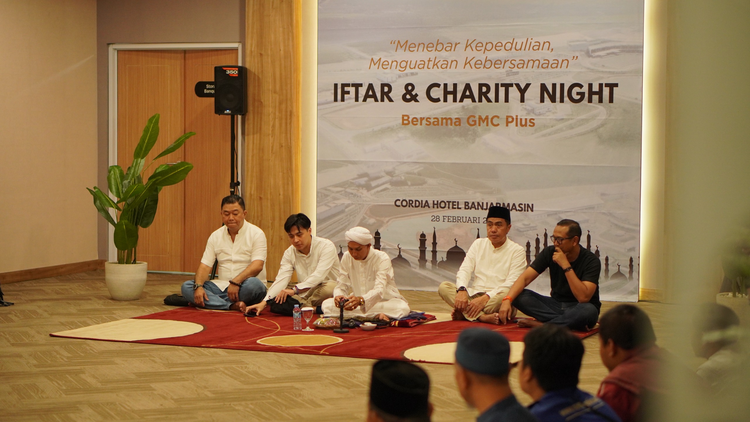 TAUSIAH &ndash; Ustad Rahmad menyampaikan tausiah dan memimpin doa sebelum waktu berbuka puasa