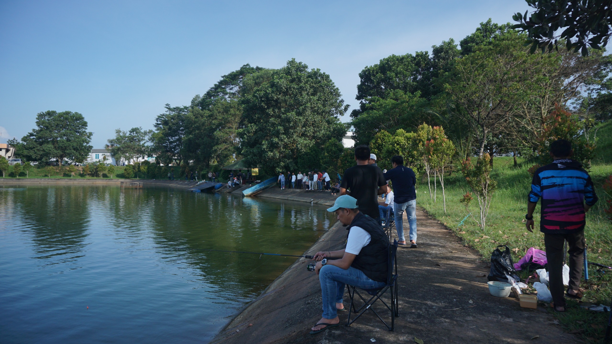 SABAR &ndash; Para peserta lomba mancing tampak sabar menunggu umpannya dimakan ikan