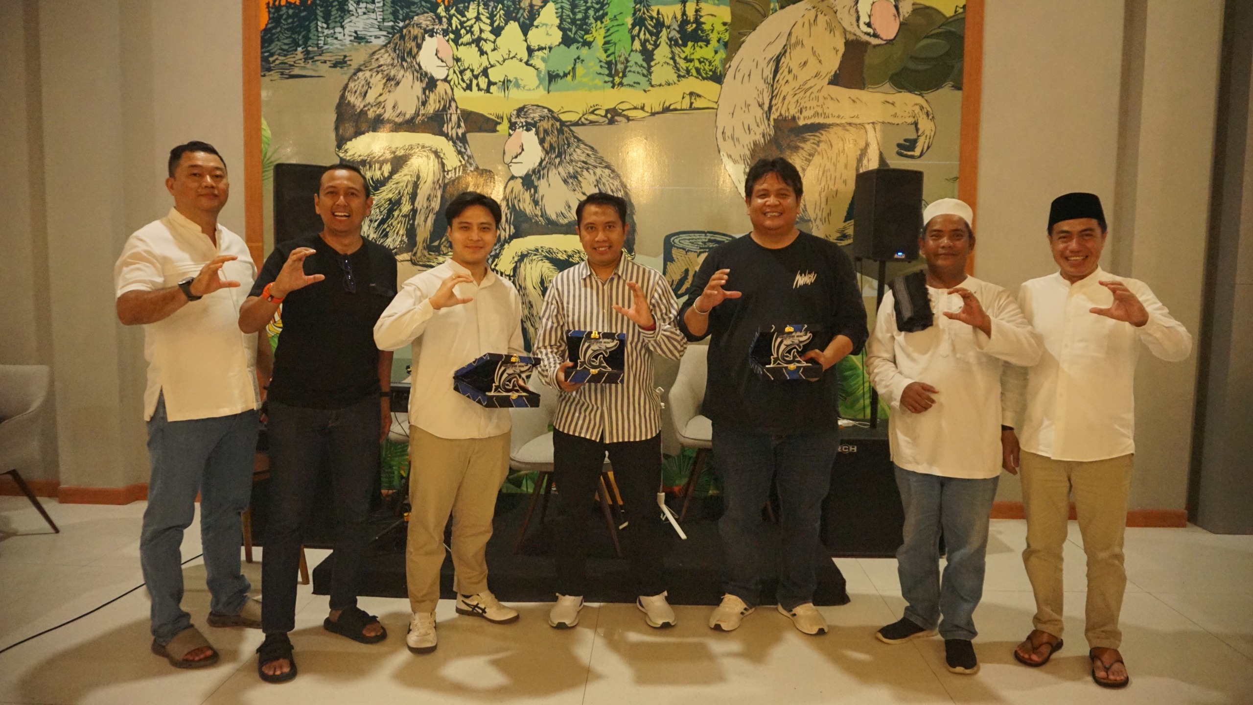 PEMENANG &ndash; Para pemenang lomba mancing selain mendapatkan plakat juga uang tunai