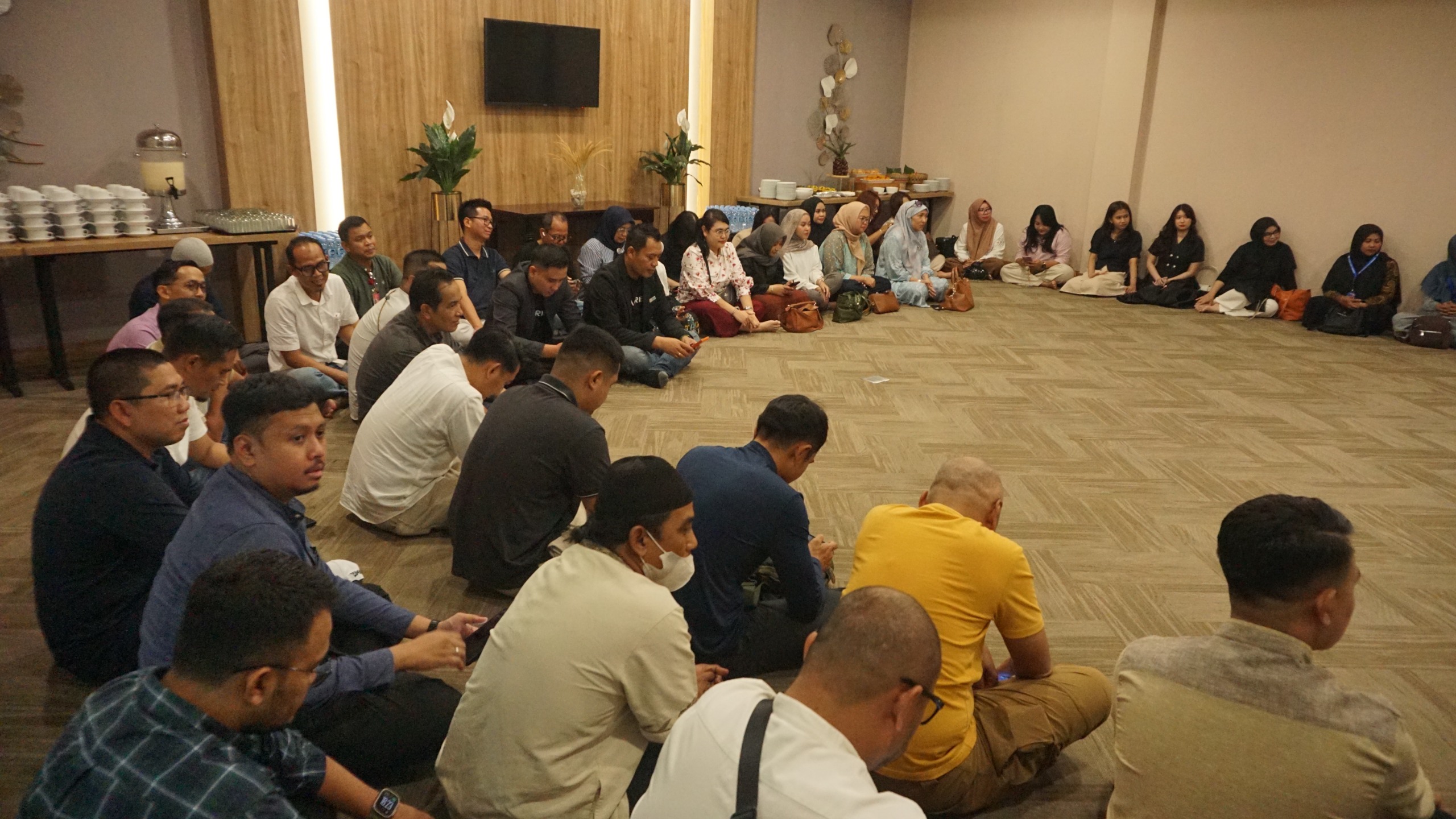 MENUNGGU BERBUKA &ndash; Members GMC+ tampak tekun menyimak tausiah oleh Ustad Rahmad sembari menunggu waktu berbuka
