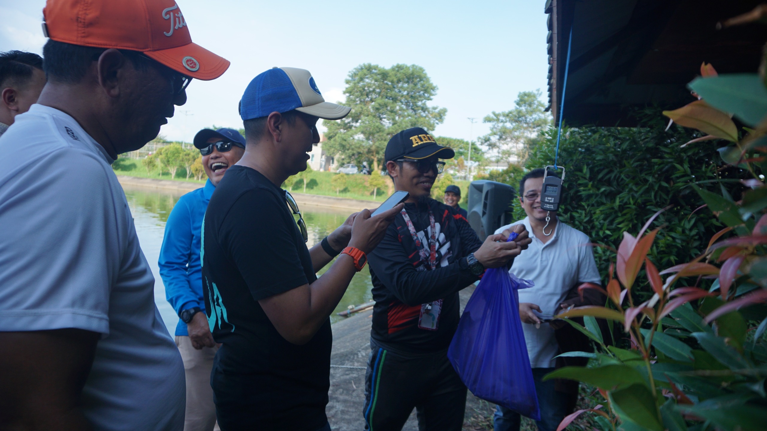 TIMBANG &ndash; Setiap ikan yang didapat langsung ditimbang dan dicatat oleh panitia untuk menentukan pemenangnya.