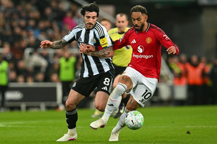 KETAT: Duel antara gelandang Newcastle United, Sandro Tonali, dan penyerang Man United, Matheus Cunha di St James' Park, Kamis (5/3). (AFP/ANDY BUCHANAN)