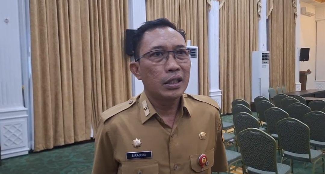 MENGUNGKAPKAN: Sekretaris Daerah Kota Banjarbaru Sirajoni saat mengungkapkan sanksi yang diberikan kepada eks Bendahara Dinkes. (Sheilla/Radar Banjarmasin)
