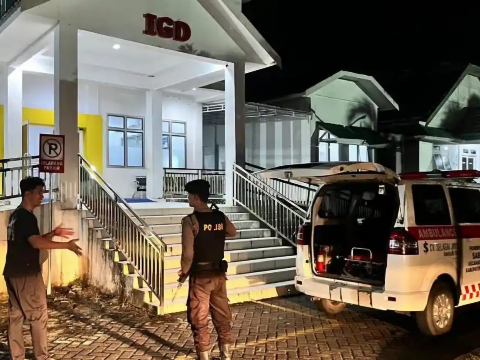 DIRAWAT : Petugas dari Polres Tala mengantarkan B ke RSJ Sambang Lihum pada Rabu malam untuk mendapat penawaran atas permintaan keluarga. (Foto : Satreskrim Polres Tala)