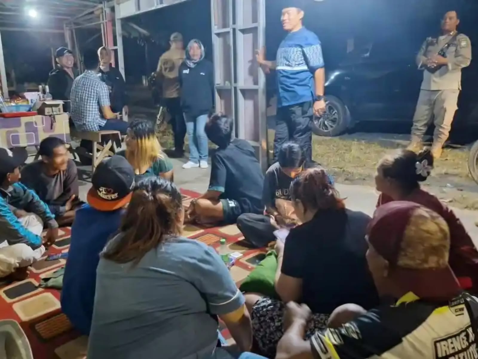 EDUKASI : Personil Satpol PP dan Damkar Tala saat memberikan edukasi kepada pengunjung warung malam. (Foto : Satpol PP dan Damkar Tala untuk Radar Banjarmasin)
