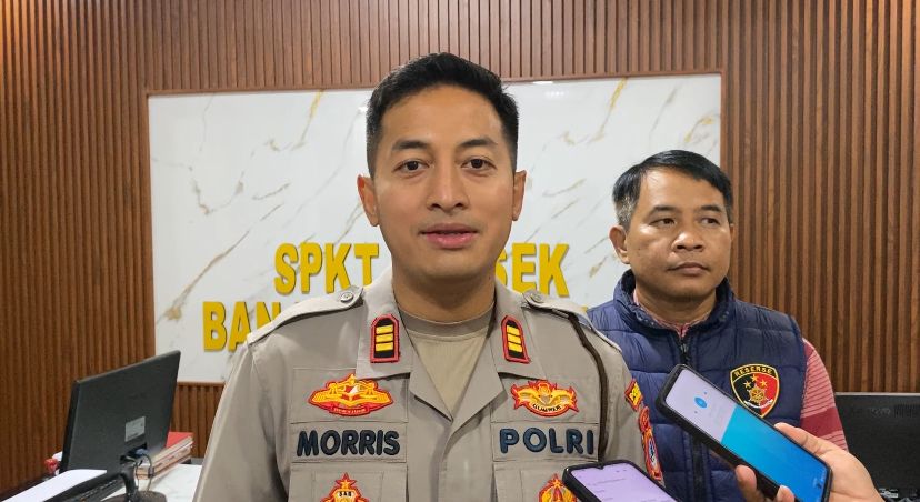 MENYAMPAIKAN: Kapolsek Banjarmasin Timur AKP Morris Widhi Harto memberikan keterangan terkait kasus pengeroyokan yang terjadi di Jalan Veteran. (Foto: Maulana) 