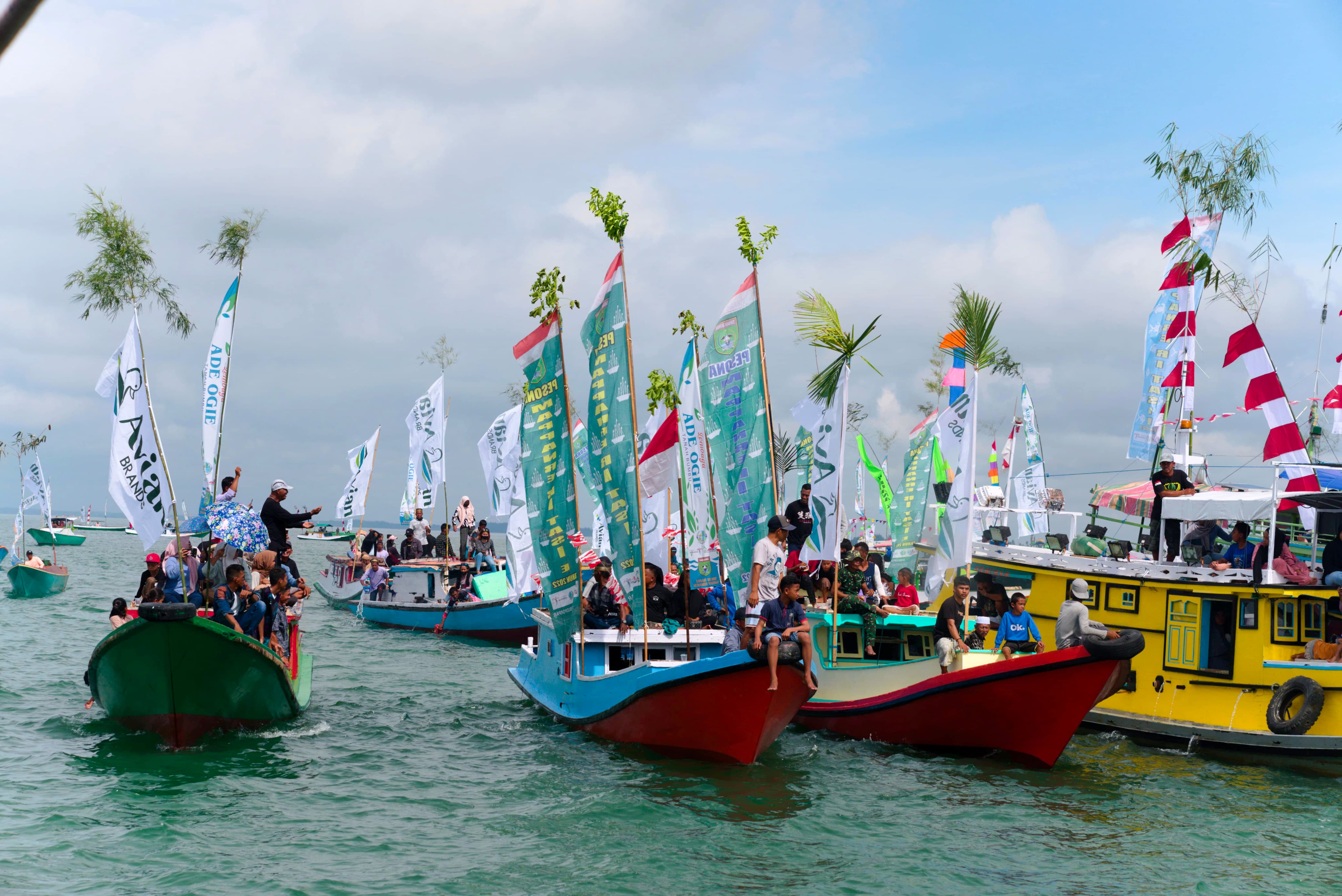MELARUNG: Sejumlah perahu nelayan mengikuti prosesi laut pada Mappanre Ri Tasi&rsquo;e di Pantai Pagatan, Tanah Bumbu. (Foto: Disbudporapar untuk Radar)