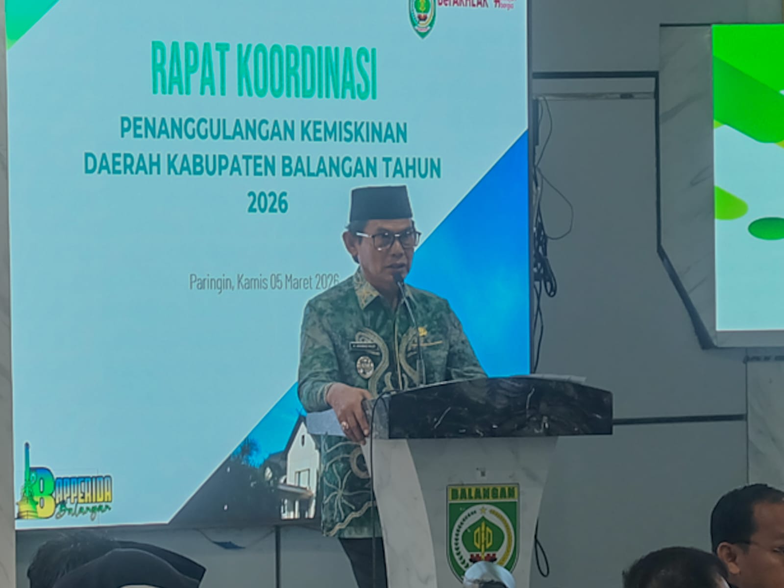 REFORMASI PROGRAM: Wakil Bupati Balangan Akhmad Fauzi saat memberikan arahan mengenai pergeseran fokus penanggulangan kemiskinan dari bantuan jangka pendek menjadi pemberdayaan ekonomi tahun 2026. (Ri