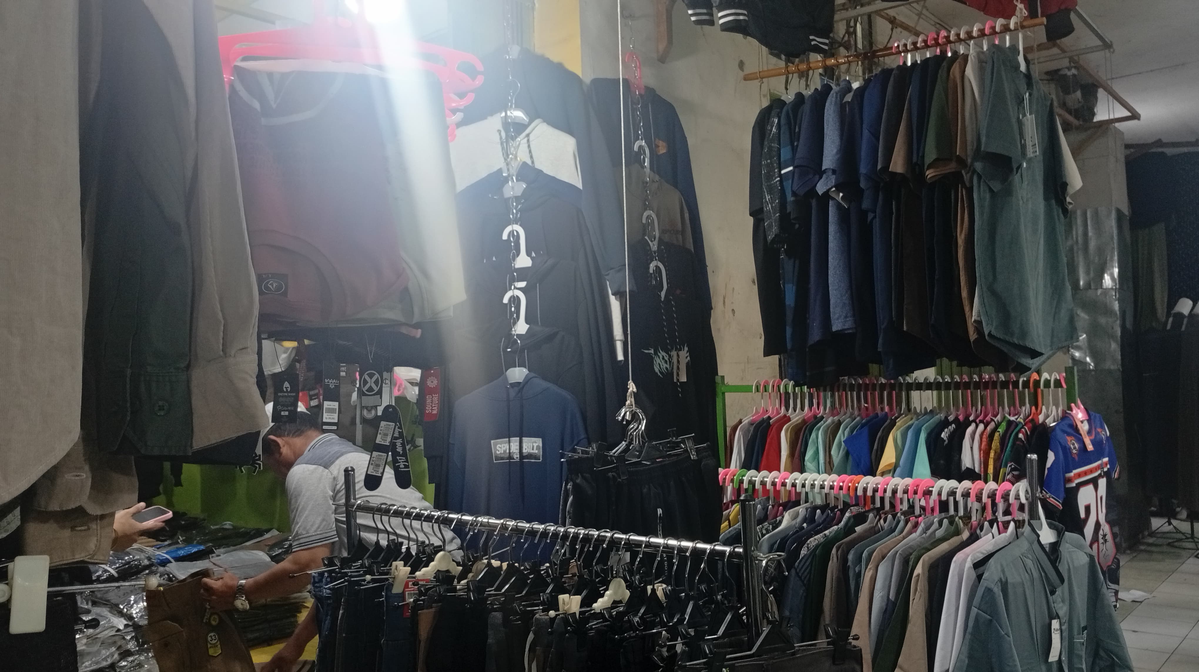 SEPI: Pedagang baju lebaran di Pasar Los Batu Kandangan sepi pembeli. (Foto: M. Padil Ihsan/Radar Banjarmasin)