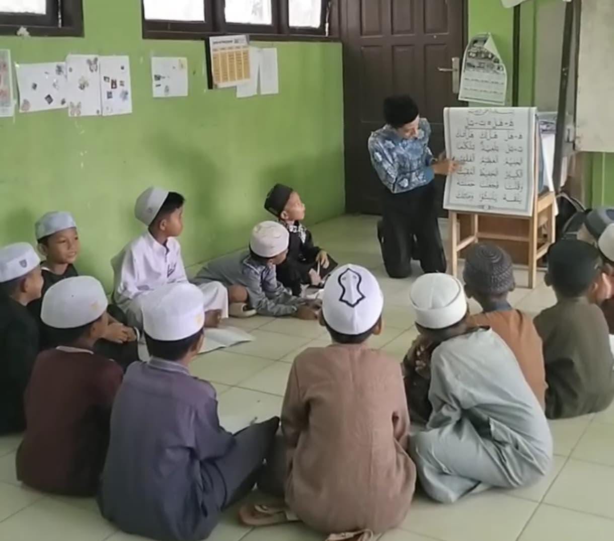 Caption Foto: Siswa SMPIT Darul Fikri Balangan saat mendampingi murid sekolah dasar dalam praktik membaca Al Quran pada agenda Ramadhan Ceria 2026. (Hendry untuk Radar Banjarmasin)