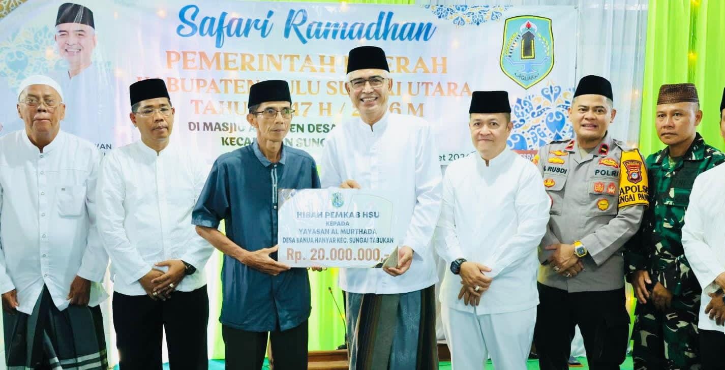 BANTUAN:Wakil Bupati HSU, Hero Setiawan menyerahkan hibah keagamaan pada yayasan dan masjid di wilayah Kecamatan Sungai Tabukan, saat Safari Ramadan, Kamis (5/3/2026).  