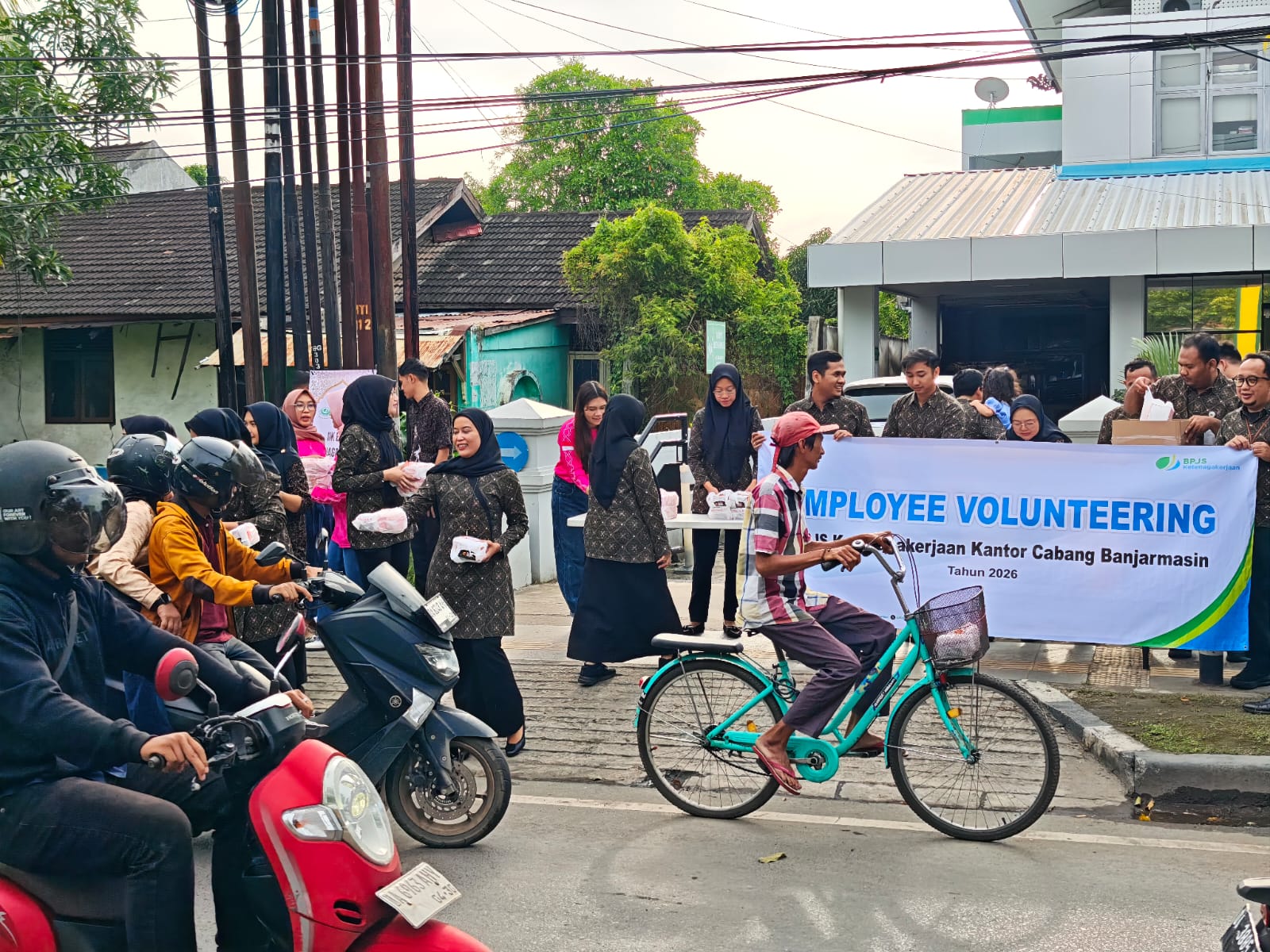 BERBAGI:Kegiatan berbagi takjil gratis yang dilakukan BPJS ketenagakerjaan Banjarmasin, Kamis (5/3/2026).  