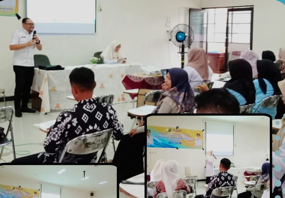 EDUKASI:Kepala Disdukcapil HSU, Tony Fitriady didampingi Kepala Bidang PDIP Disdukcapil HSU, Yayuk Sri Suwartiningsih menjadi narasumber pelatihan adminduk untuk RT di Aula BKPSDM Kota Amuntai. 