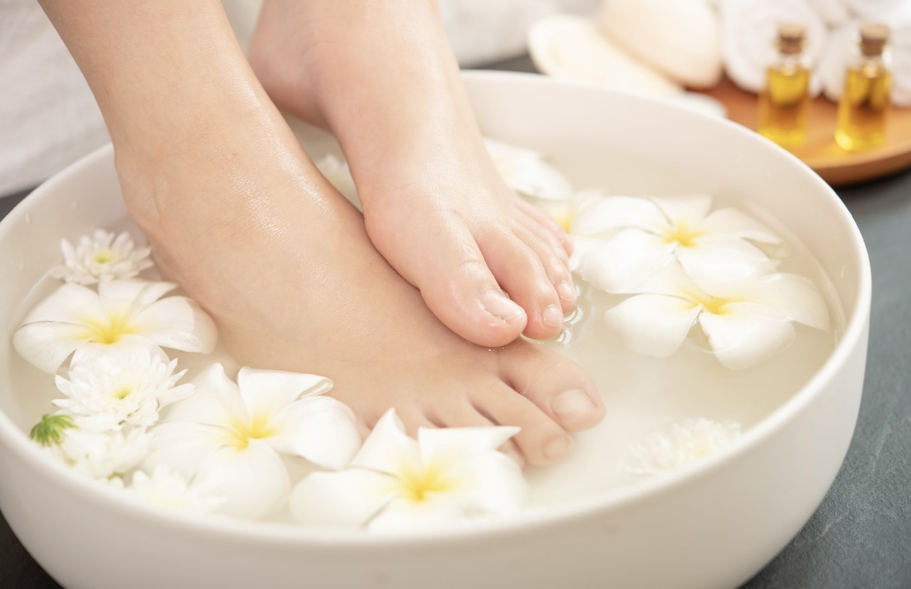 TERAWAT: Rutin membersihkan dan merendam kuku kaki membuatnya terlihat cantik dan terawat. (Foto: Freepik)