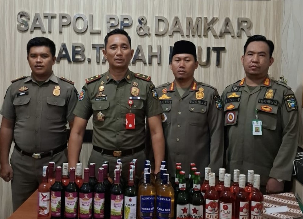 DISITA:&nbsp; Petugas berhasil menyita puluhan botol minuman beralkohol dari berbagai merek yang diduga akan diedarkan.