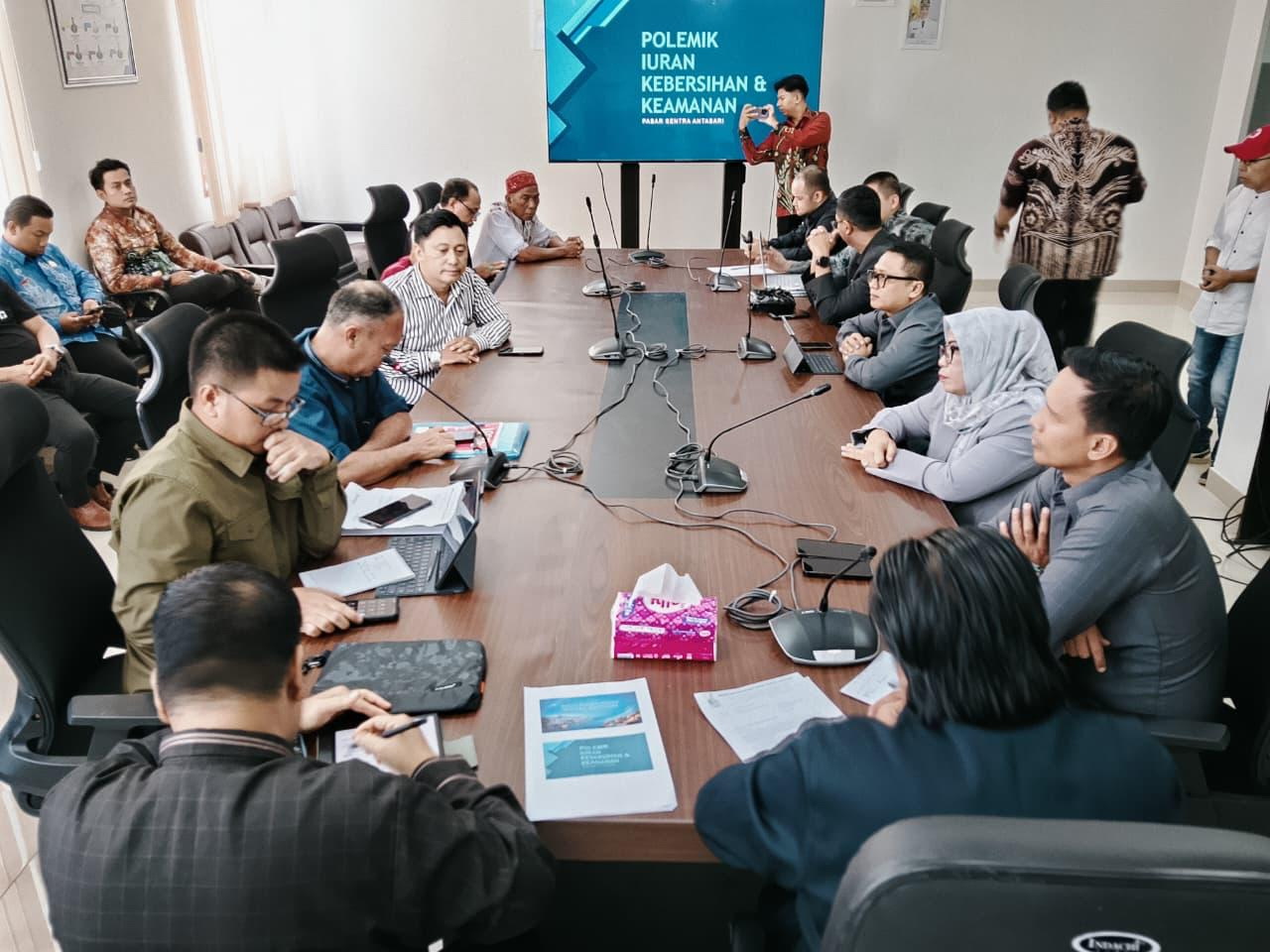MEMBERATKAN PEDAGANG: Pedagang Pasar Sentra Antasari menyampaikan aspirasi terkait tarif kebersihan dan keamanan kepada DPRD Kota Banjarmasin, kemarin. 