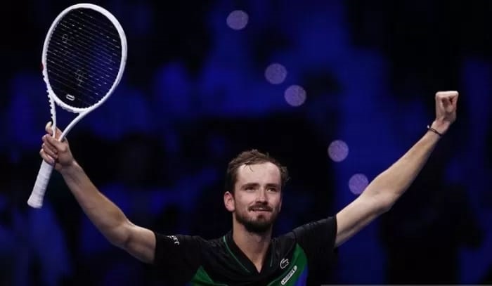 TANPA BERTANDING:&nbsp; Petenis Rusia Daniil Medvedev merayakan kemenangan walau tanpa bertanding. (REUTERS/Guglielmo Mangiapane)