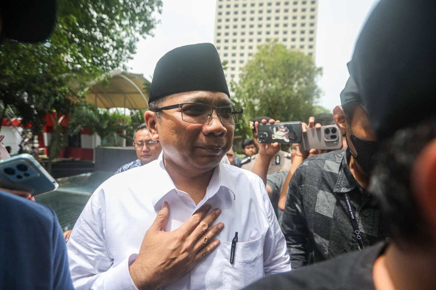 TERSANGKA: Mantan Menteri Agama Yaqut Cholil Qoumas saat bersiap menjalani pemeriksaan di KPK, Jakarta, akhir Januari lalu. (Salman Toyibi/Jawa Pos)