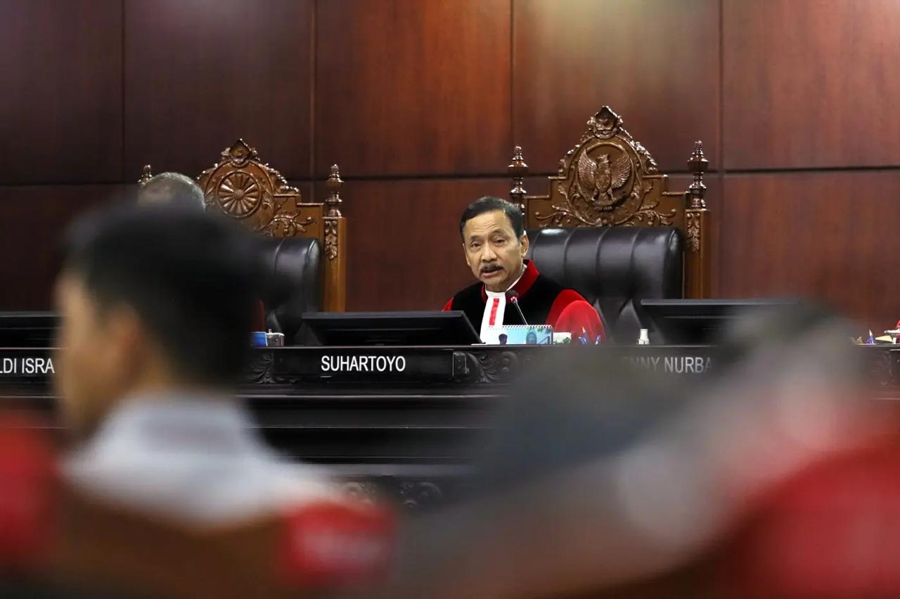 BERSIDANG: Ketua MK Suhartoyo saat memimpin sidang permohonan uji materiil Undang-Undang Nomor 22 Tahun 2009 tentang UU LLAJ terhadap Undang-Undang Dasar Negara Republik Indonesia Tahun 1945. (Dery Ri