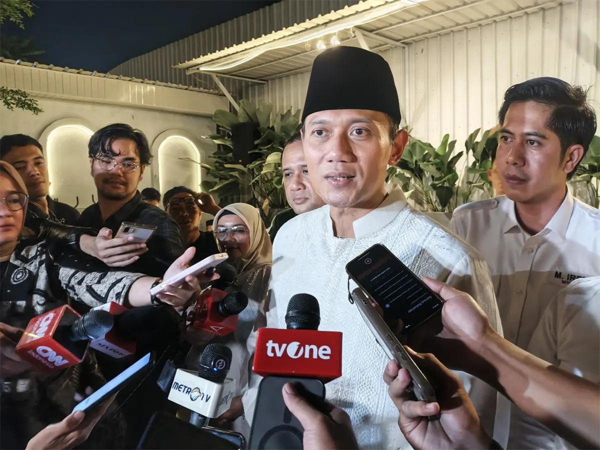 BERI KETERANTAN: Ketua Umum (Ketum) Partai Demokrat Agus Harimurti Yudhoyono (AHY) usai mengikuti arahan dalam acara buka bersama presiden di Jakarta, Rabu (4/3). 