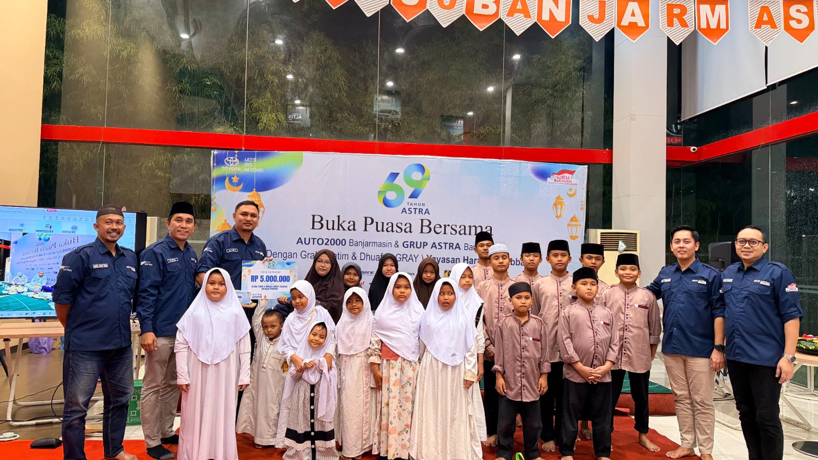 SANTUNAN: Perwakilan Astra Group Banjarmasin menyerahkan santunan kepada anak yatim dari Yayasan Harapan Rabbani di showroom Auto2000 Banjarmasin.