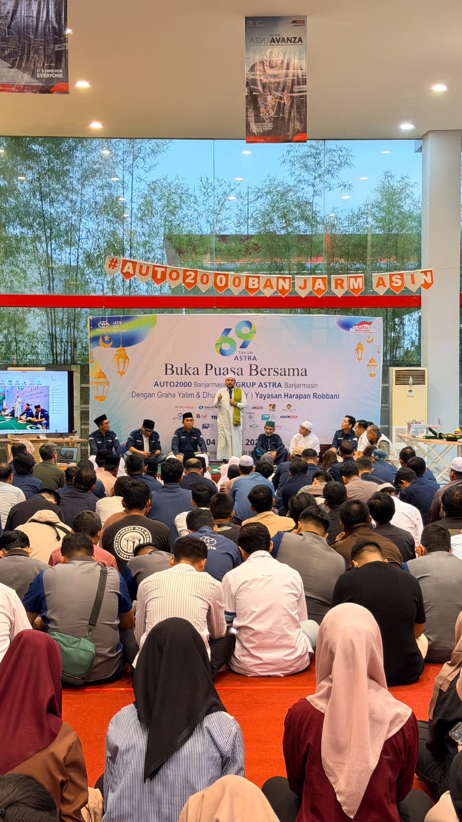 BUKBER: Suasana buka puasa bersama karyawan Astra Group Banjarmasin bersama anak-anak yatim di showroom Auto2000 Banjarmasin.