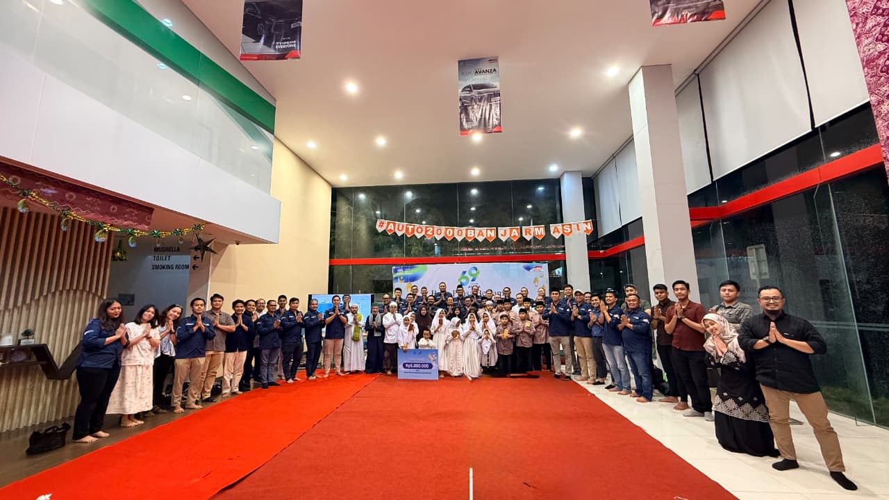 MOMEN: Perwakilan 22 perusahaan Astra Group Banjarmasin berfoto bersama anak yatim Yayasan Harapan Rabbani usai penyerahan santunan.