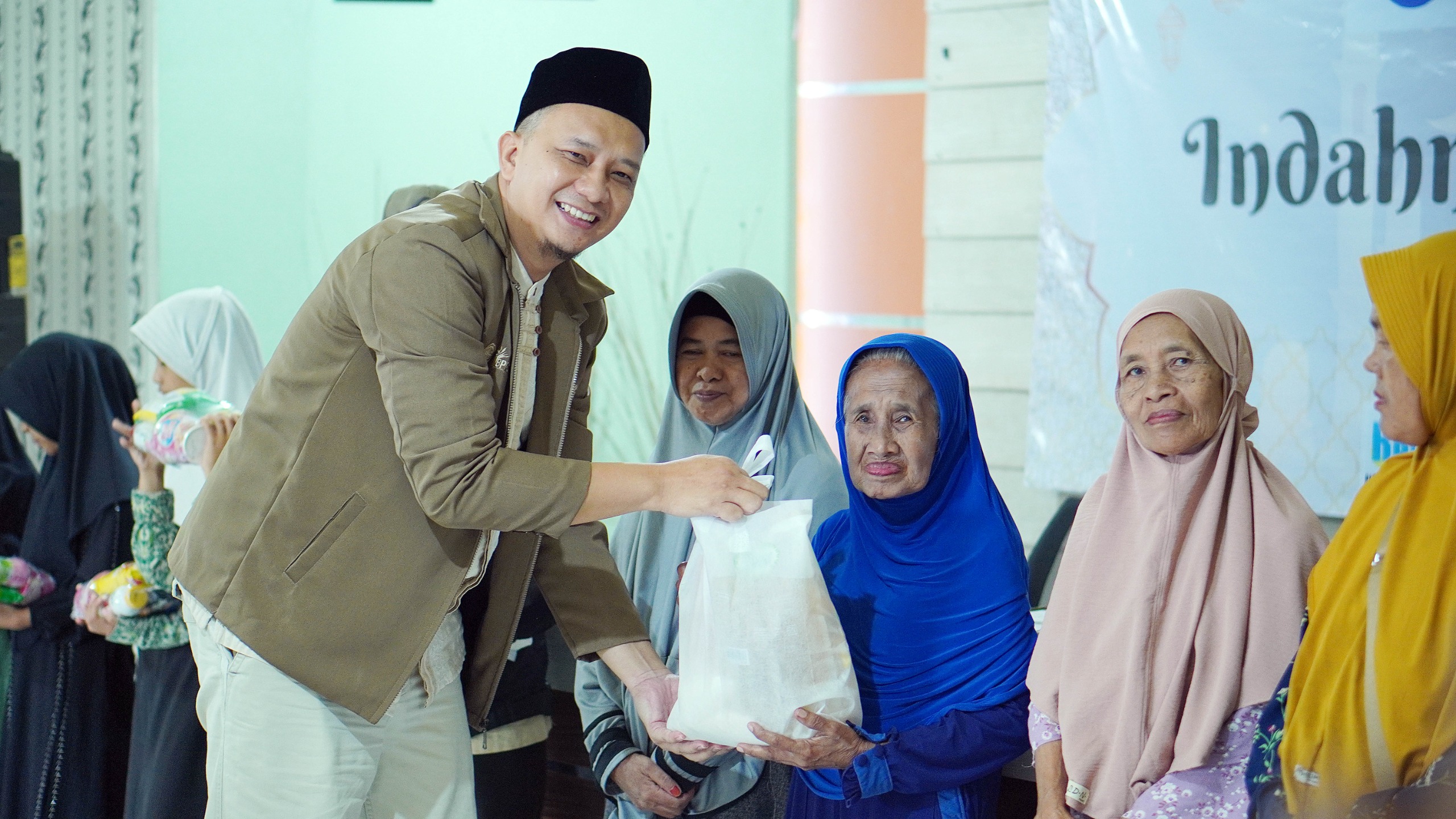 BERBAGI: Perwakilan PTAM Intan Banjar menyerahkan bantuan sembako kepada fakir dhuafa di Aula Kelurahan Palam, Banjarbaru, Jumat (6/3).