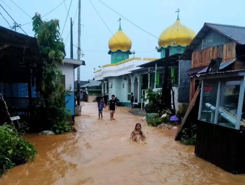 TERENDAM: Kondisi banjir di depan Musala Sullamurridwan Cempaka, beberapa waktu lalu.