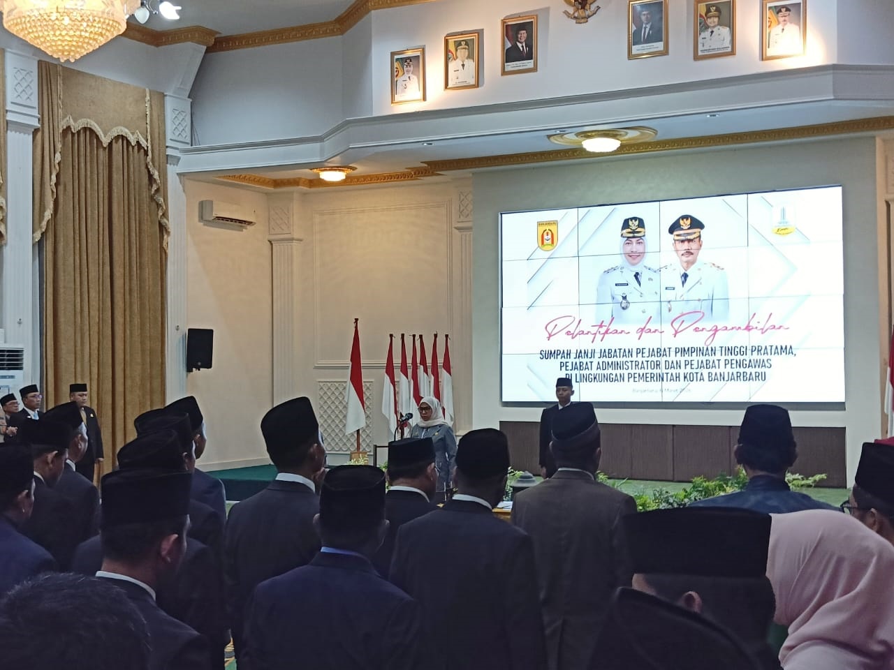 DILANTIK: Ratusan pejabat Pemko Banjarbaru dilantik oleh Wali Kota Banjarbaru, Lisa Halaby. (Sheilla/radar Banjarmasin)