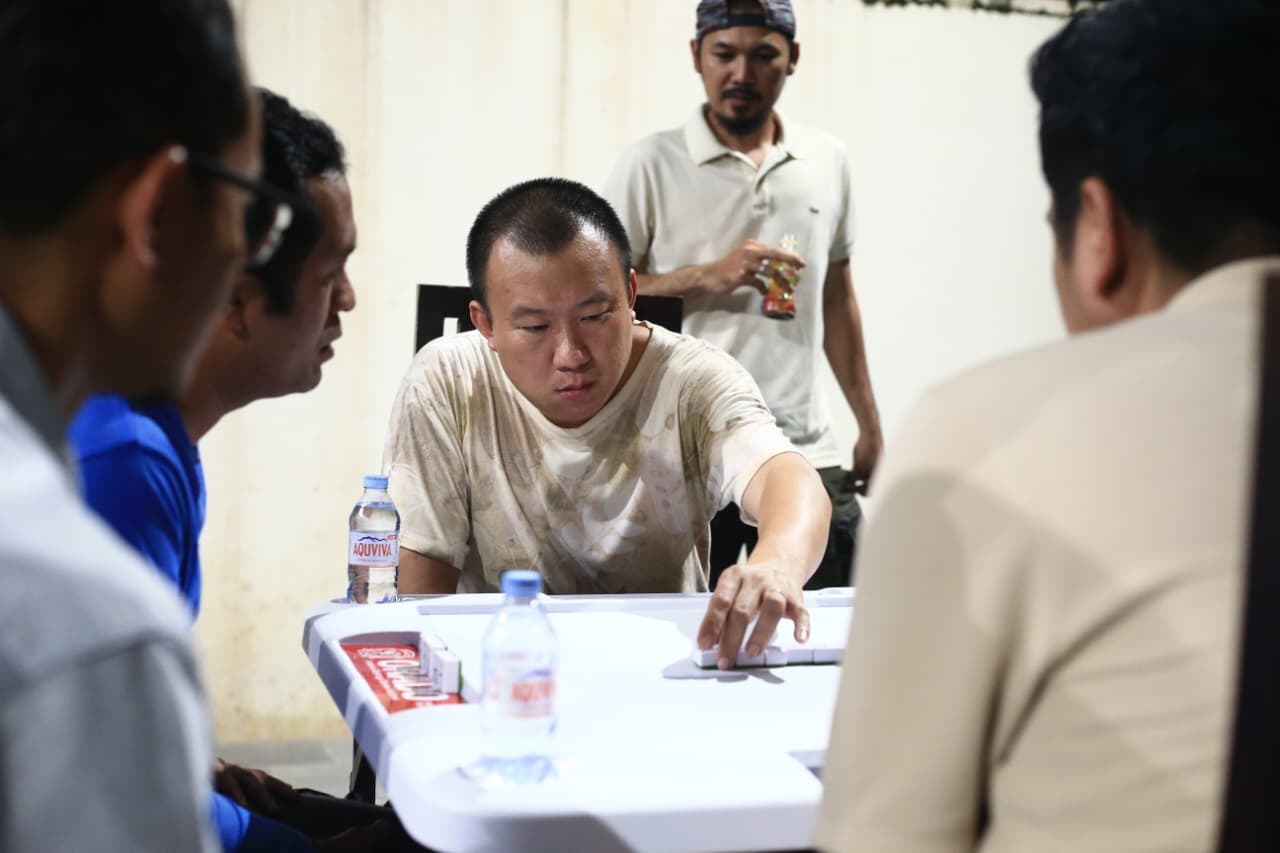 STANDAR: Peserta bertanding dalam permainan domino dengan penuh konsentrasi, mengandalkan kemampuan analisis dan taktis di bawah naungan PB ORADO. (M Idris Jian Sidik)