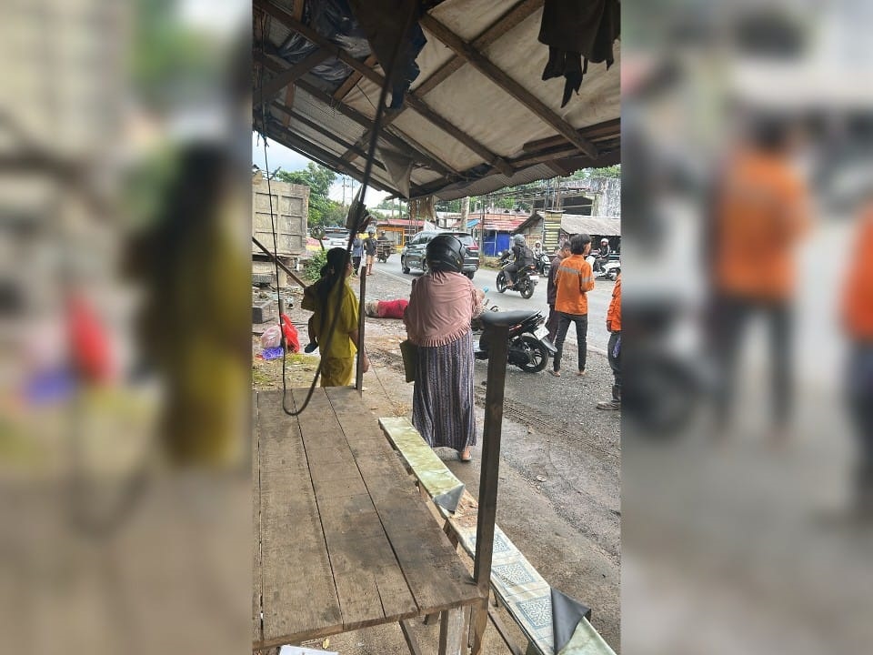 KAGET : Warga Kelurahan Pabahanan di kagetkan dengan terjadinya laka lantas di Jalan A Yani antara sepeda motor dan truk, Jumat (6/3/2026). (Foto : Aida untuk Radar Banjarmasin)