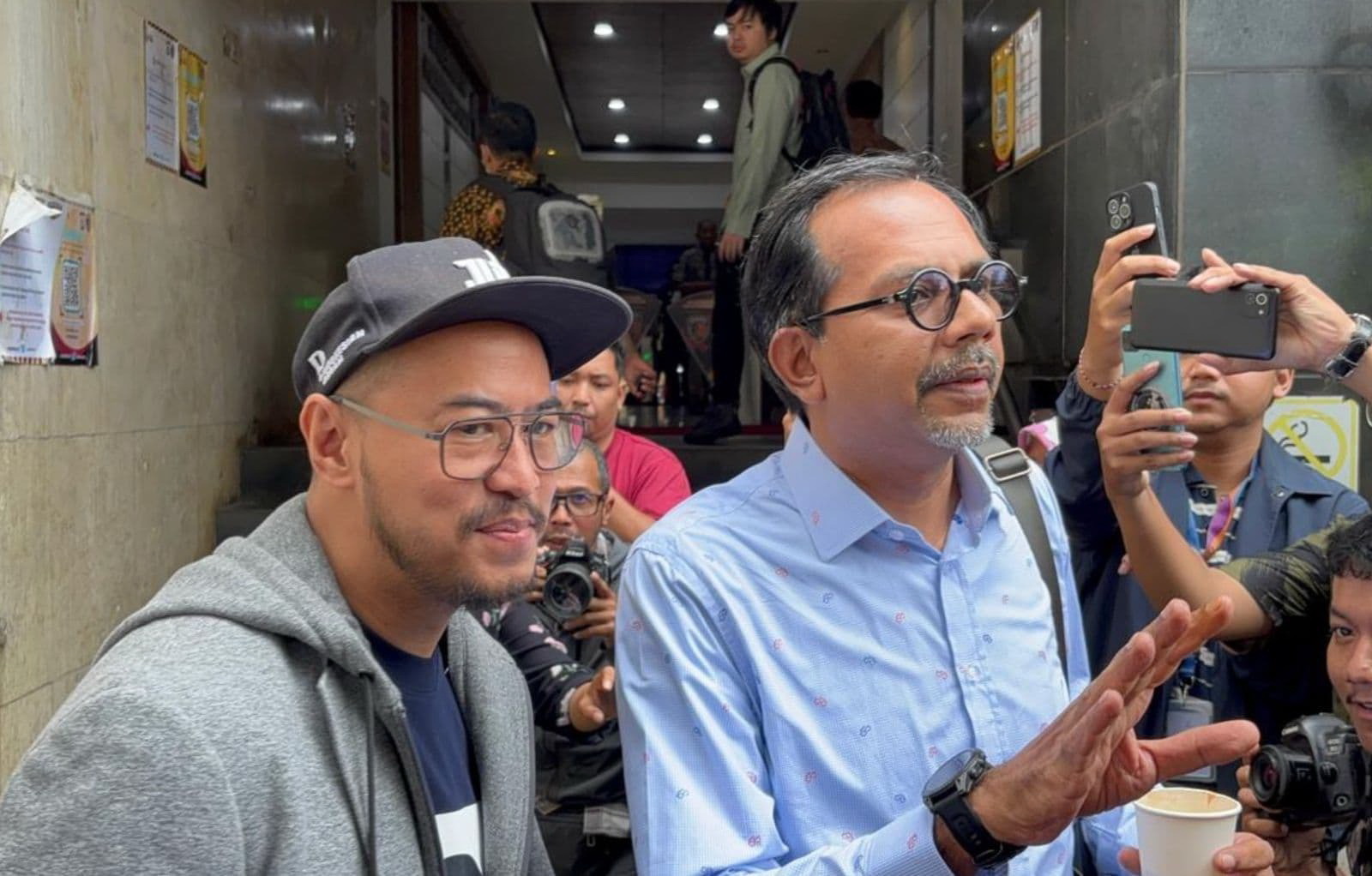 BAKAL DIPERIKSA: Komika Pandji Pragiwaksono saat tiba di Polda Metro Jaya. Dia datang bersama pengacaranya, Haris Azhar. (Sahrul Yunizar/Jawa Pos)