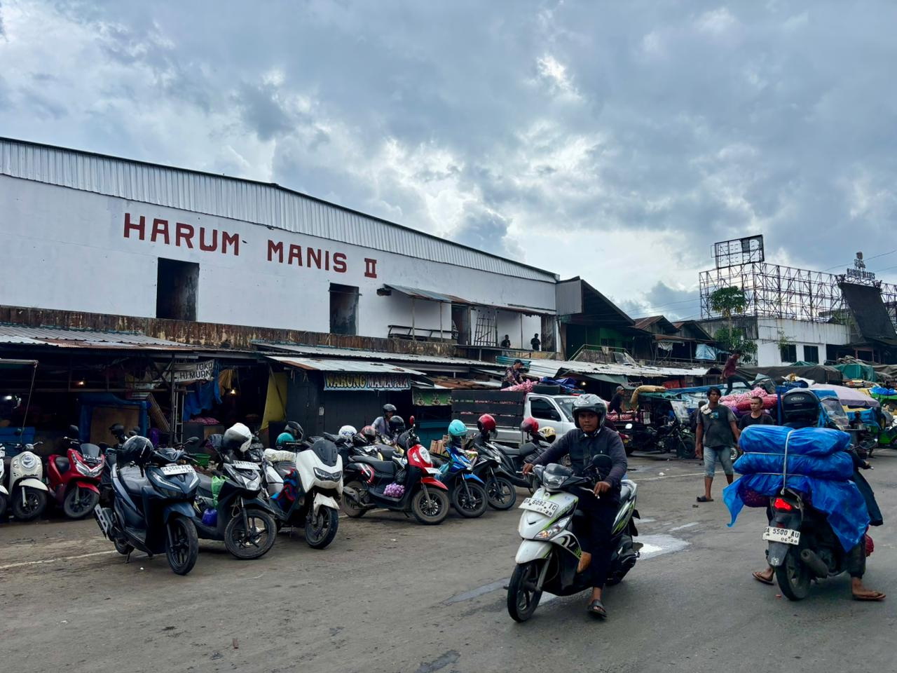 PERLU PENEGAKAN HUKUM: Pasar Harum Manis di kawasan Pasar Lima menjadi salah satu daerah yang rawan pungli dan premanisme. 