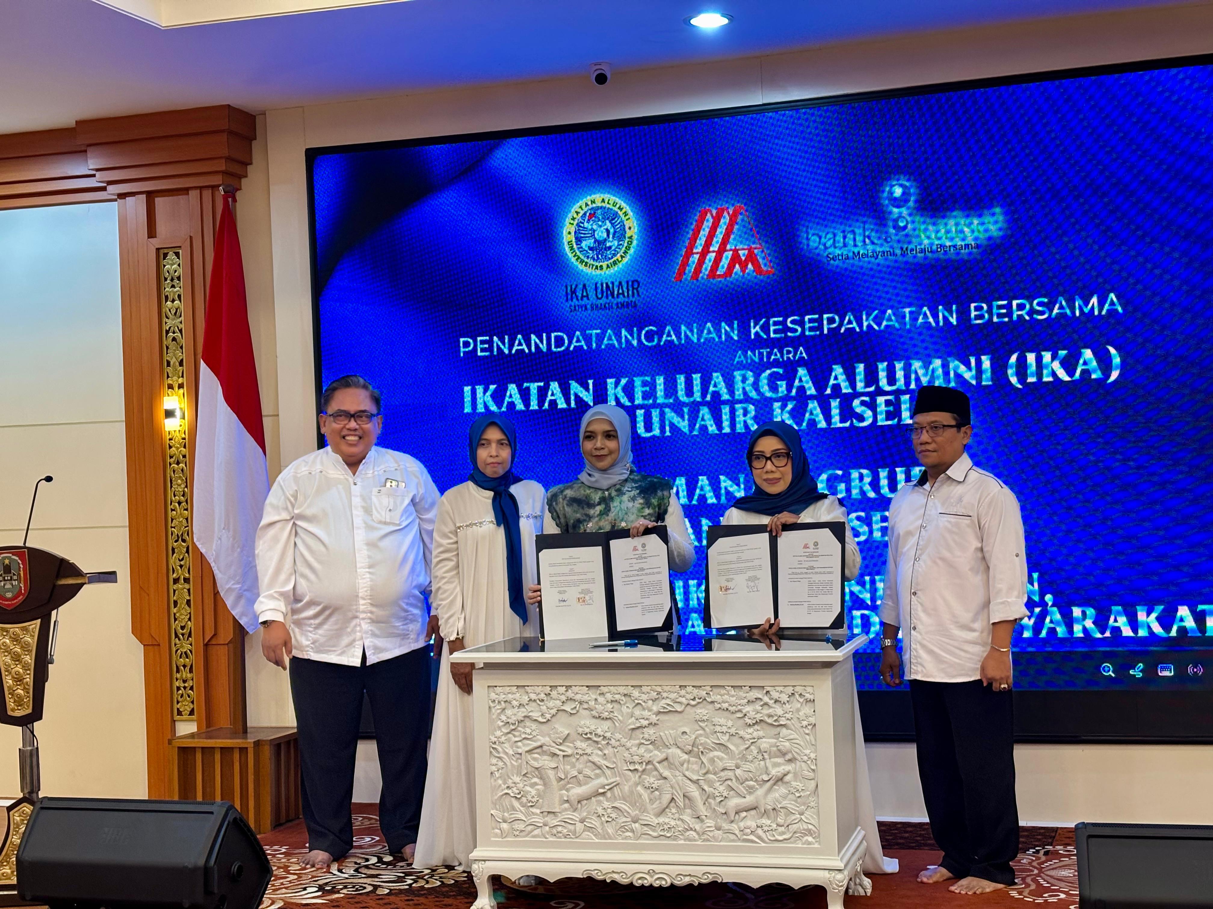 Penandatanganan MoU IKA Unair Kalsel bersama sejumlah mitra strategis dalam pembangunan SDM berkelanjutan sebagai implementasi Tridharma Perguruan Tinggi. (Zulvan Rahmatan/Radar Banjarmasin).