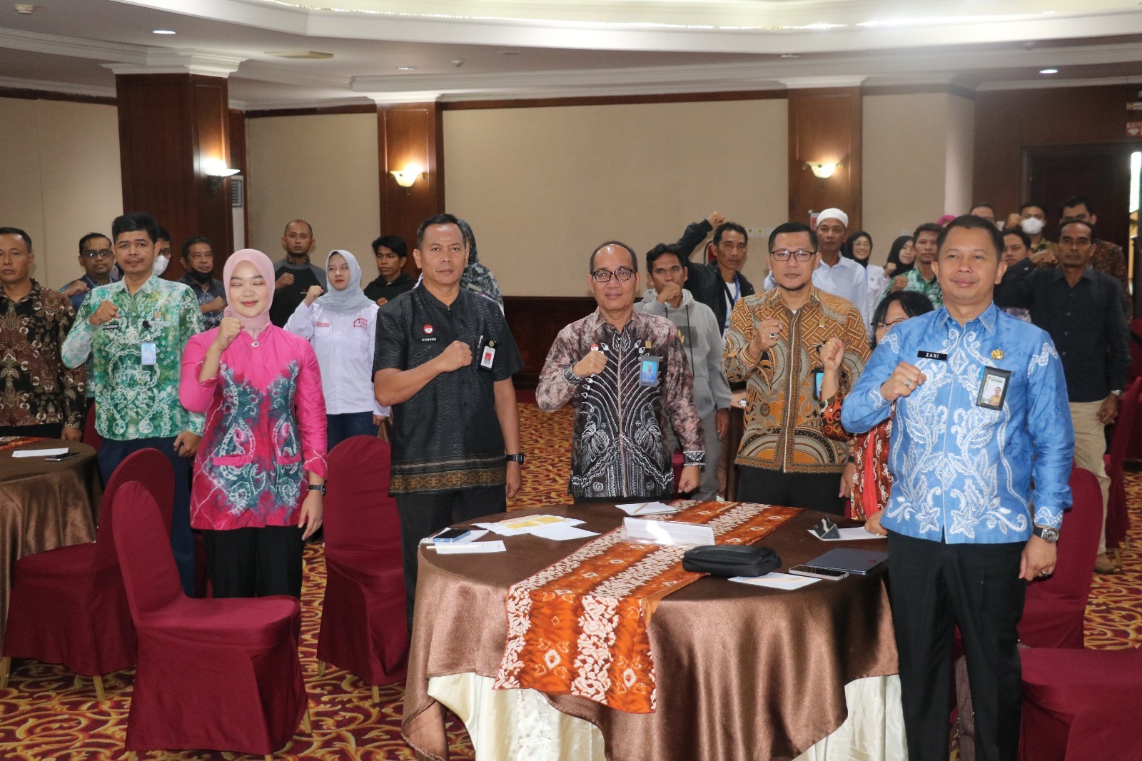BERIKAN PEMAHAMAN:Jajaran Kanwil Kemenkum Kalsel berfoto bersama narasumber dan peserta Pemberdayaan Merek Kolektif bagi KDKMP di Kalsel.    