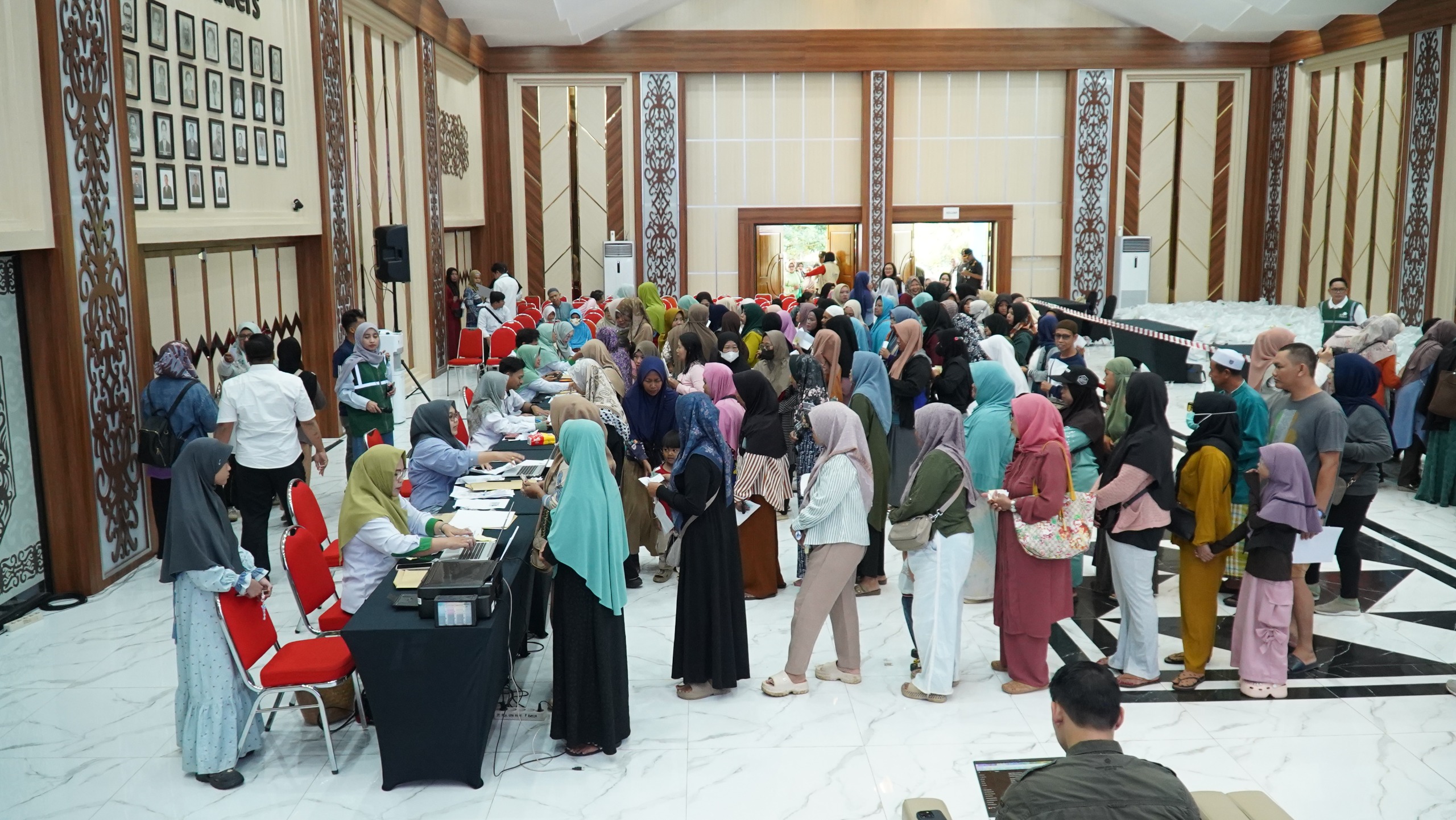 BERBAGI KEBAHAGIAAN:PLN UID Kalselteng kembali menggelar program Terang Berkah Ramadan, Rabu (4/3/2026) di Banjarbaru dengan menyediakan 1.200 paket sembako murah bagi masyarakat.  