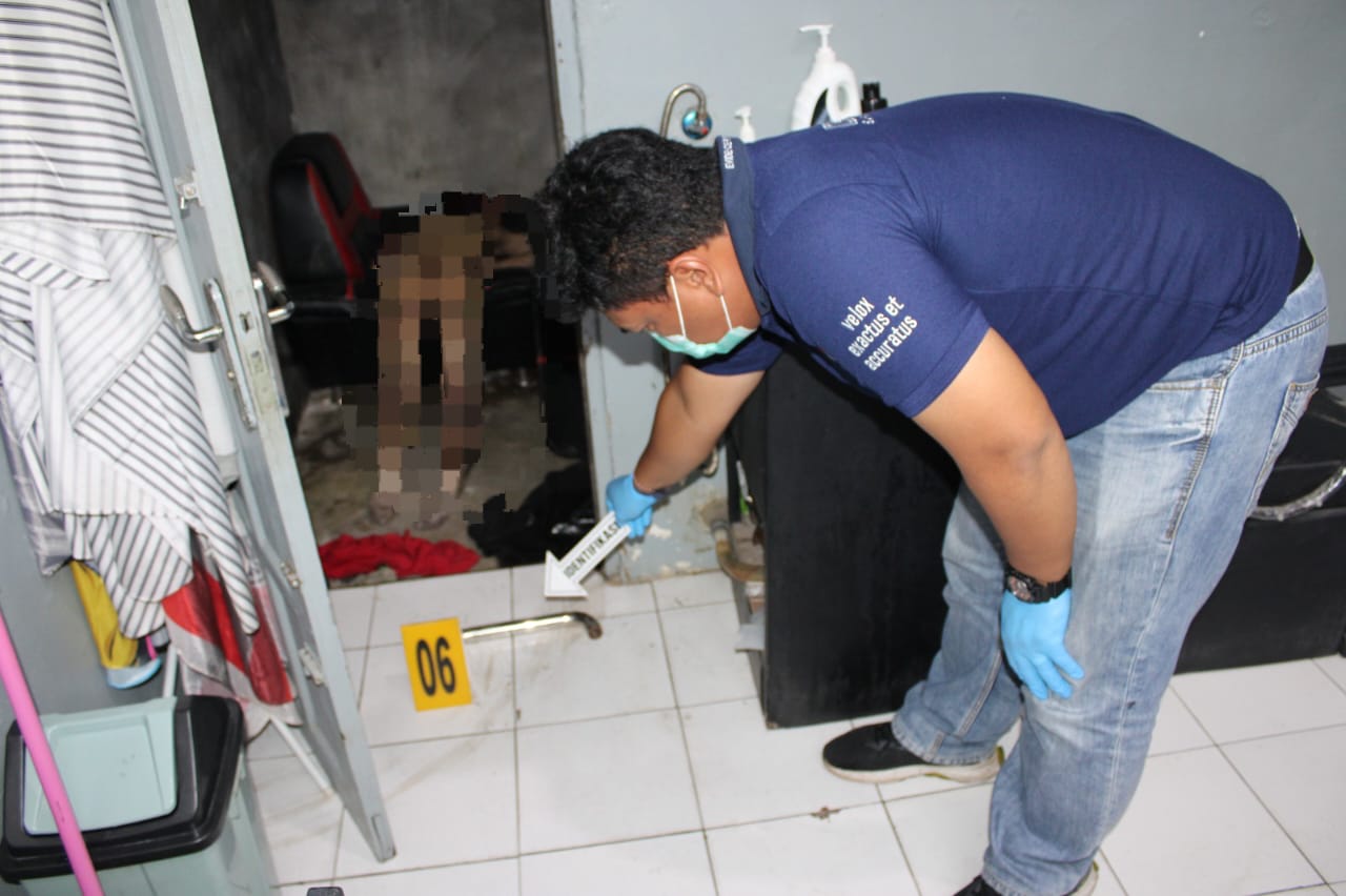 pihak kepolisian saat melakukan olah TKP penemuan mayat di Landasan Ulin Utara baru-baru tadi (humas polres Banjarbaru untuk Radar Banjarmasin)