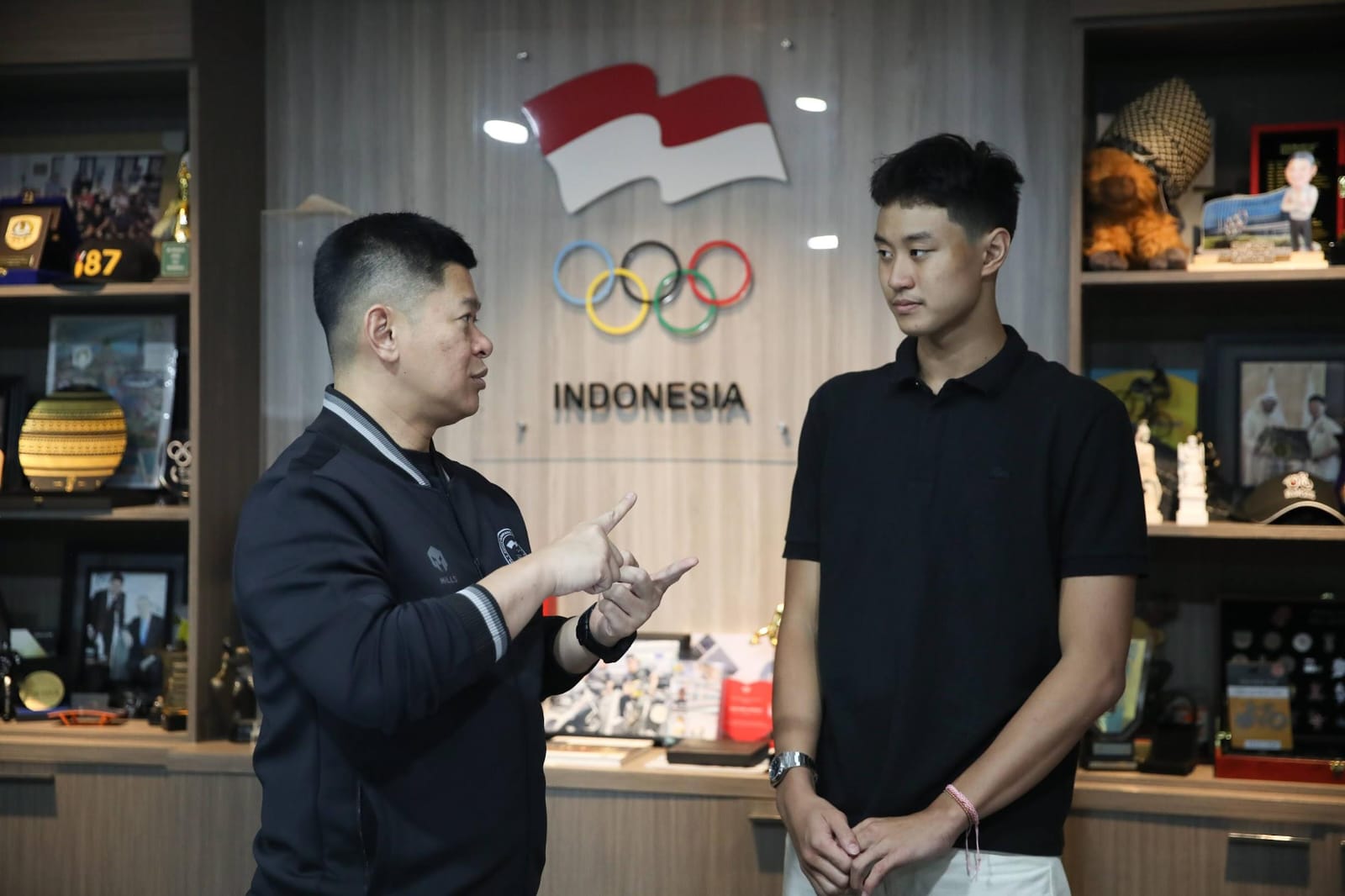 Presiden NOC Indonesia Raja Sapta Oktohari berbincang hangat dengan sejumlah atlet, menyampaikan dukungan dan semangat jelang pelaksanaan Indonesian-American Games 2026 di Chicago, Amerika Serikat. (d