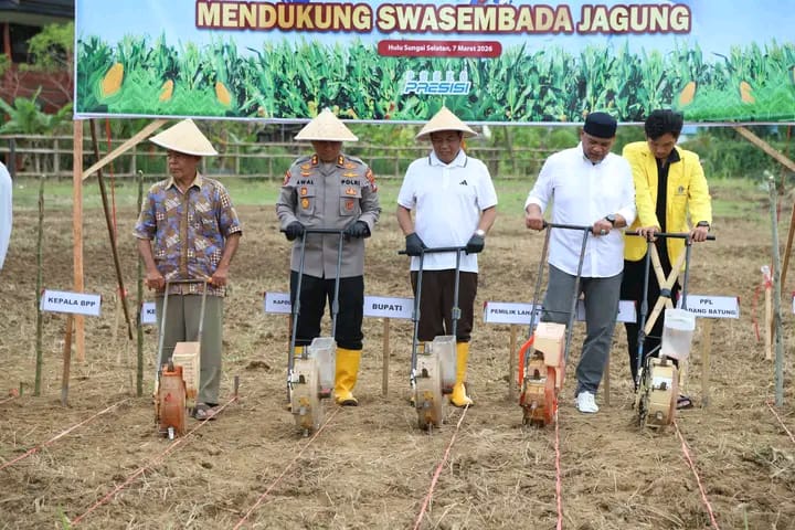 TANAM JAGUNG: Kapolres HSS bersama pihak Pemkab HSS, Mahasiswa dan Masyarakat menanam jagung dengan alat khusus. (Foto: KOMINFO HSS)