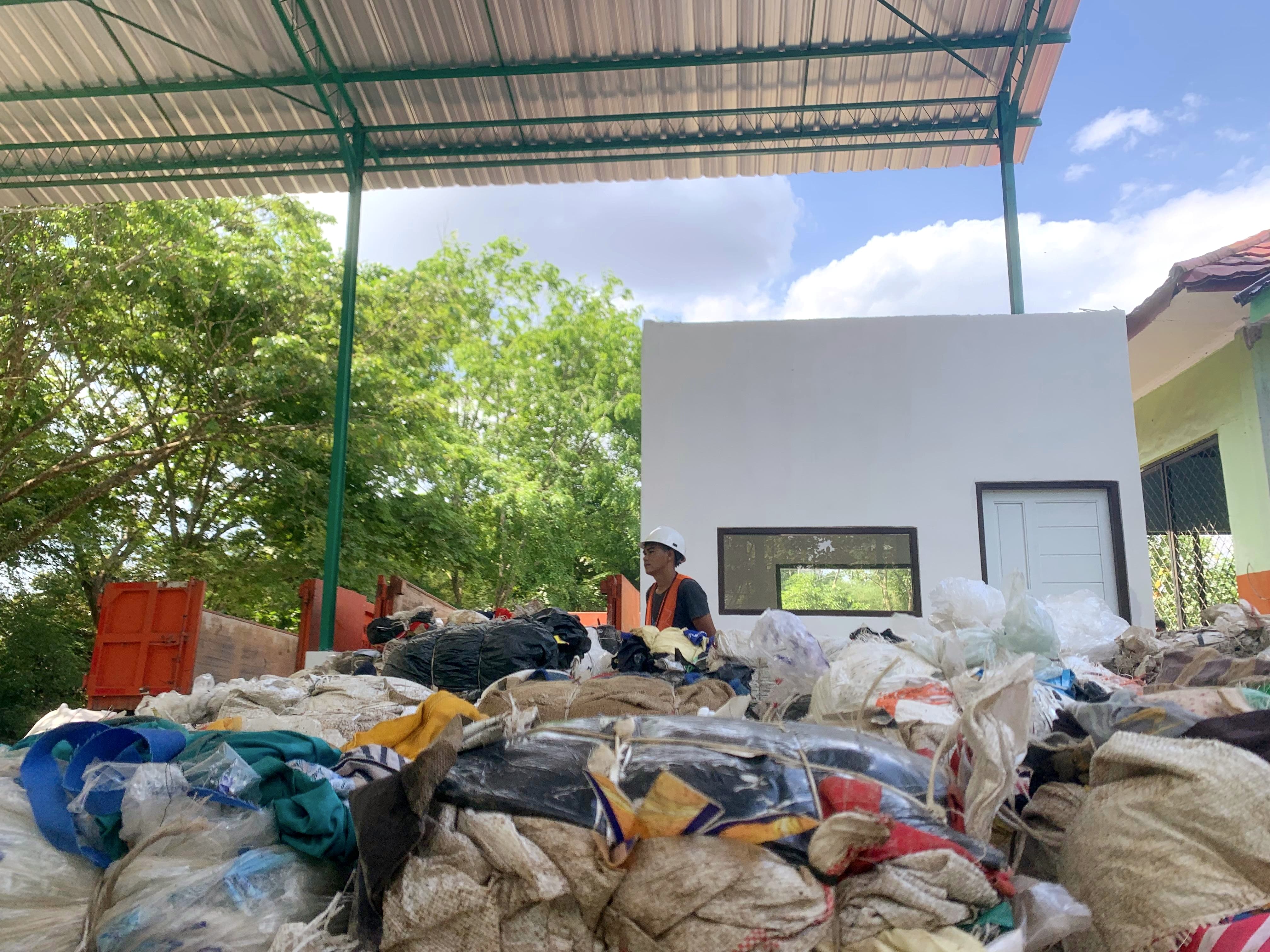 Petugas di area TPA Sungai Dua, Tanah Bumbu, yang menampung sampah dari sejumlah wilayah, termasuk Desa Batuah. (Foto: Zulqarnain/Radar Banjarmasin)