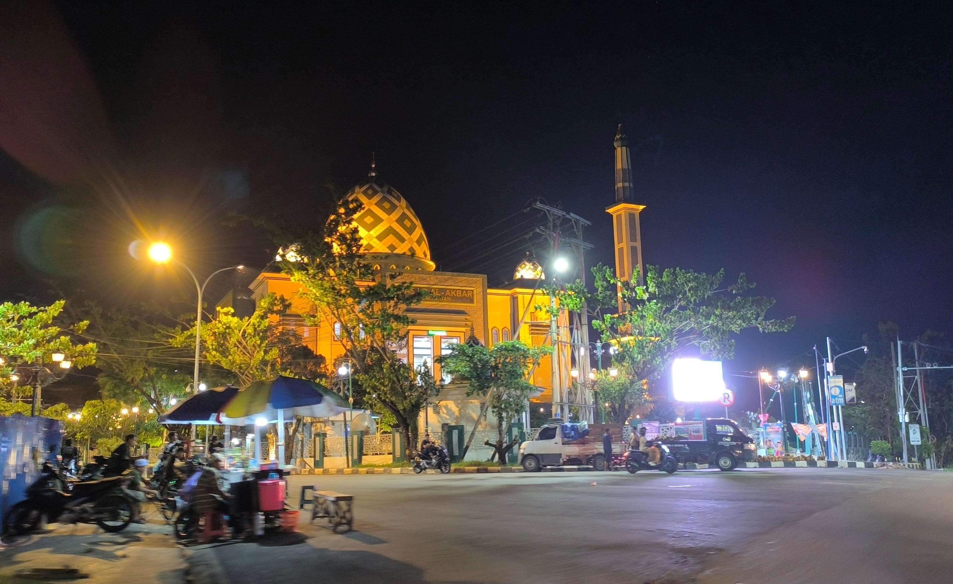 LAYANAN ZAKAT: Masjid Agung Al Akbar menyediakan layanan bagi warga yang membayar zakat, dan memastikan penyaluran tepat sasaran. (M Dirga/ Radar Banjarmasin)