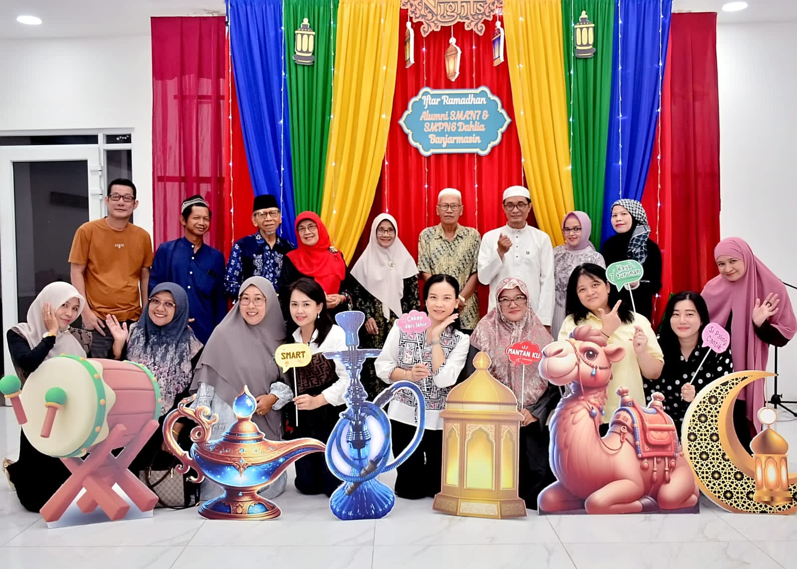 KUMPUL:Bersama para guru yang hadir pada kegiatan Bukber Alumni SMAN 7 dan SMPN 6 Dahlia di Resto Lima Rasa, Sabtu (7/3/2026).  