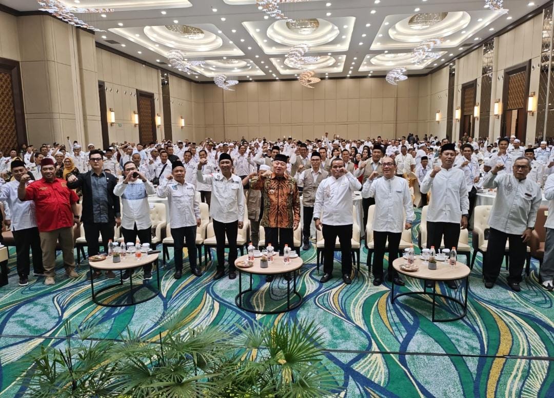 DOKUMENTASI:Jajaran Kanwil Kemenkum Kalsel dan anggota APDESI se-Kalsel berfoto bersama usai kegiatan penguatan manfaat Posbankum di Grand Maya Hotel Banjarbaru, Sabtu (7/3/2026).