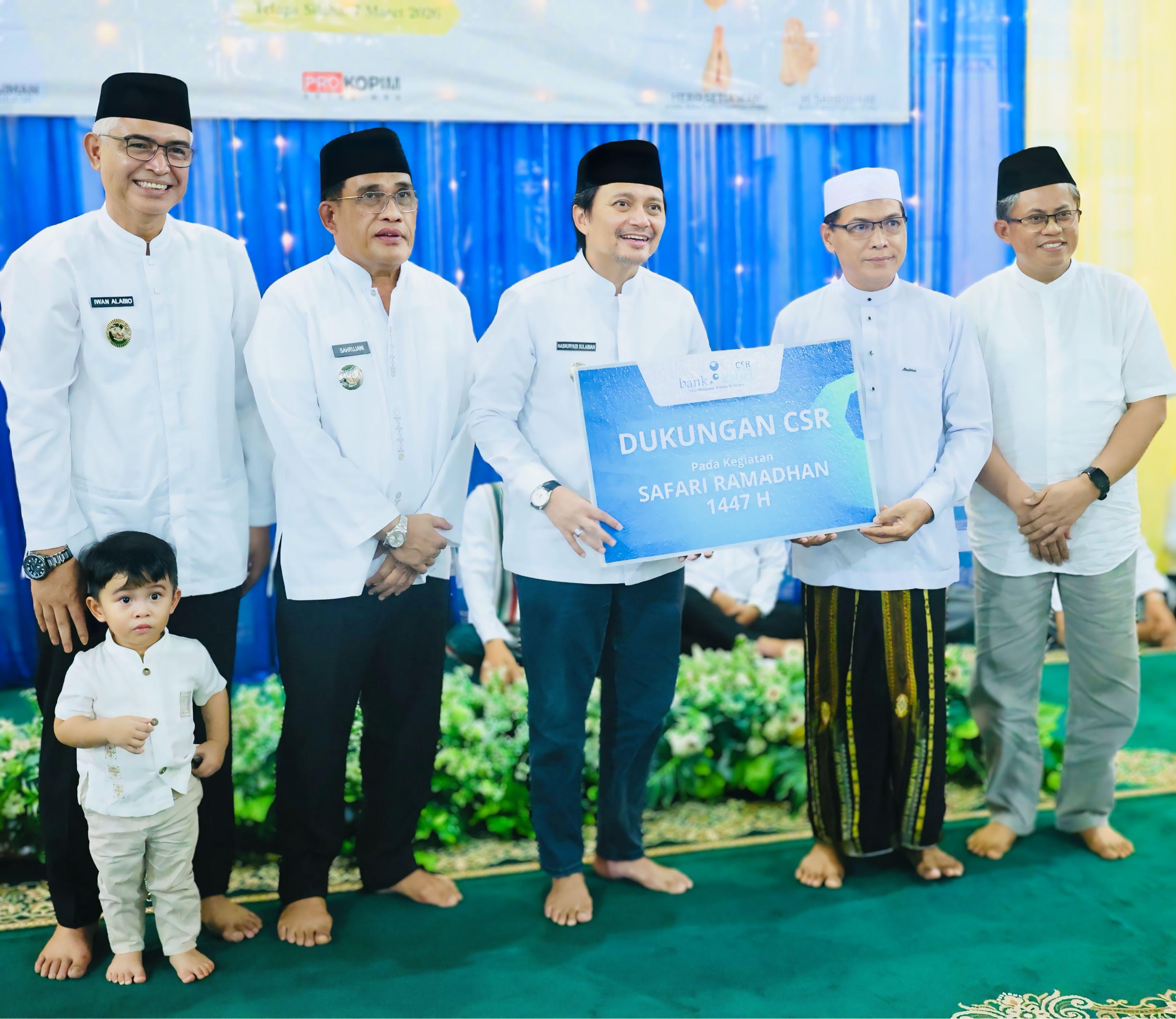 MOMEN:Wakil Gubernur Kalimantan Selatan, H. Hasnuryadi Sulaiman menyerahkan bantuan CSR dari Bank Kalsel kepada pengurus Masjid Jami Rasyidiyah, Sabtu (7/3/2026). 