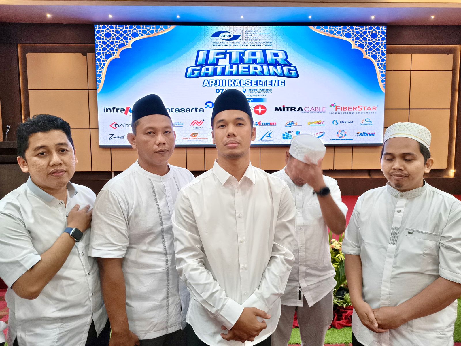 TEMU MEDIA:Ketua BPW APJII Kalselteng, M Satria Budi Utama dalam sesi wawancara selepas berbuka puasa bersama di Best World Kindai Hotel Banjarmasin, Sabtu (7/3/2026).   