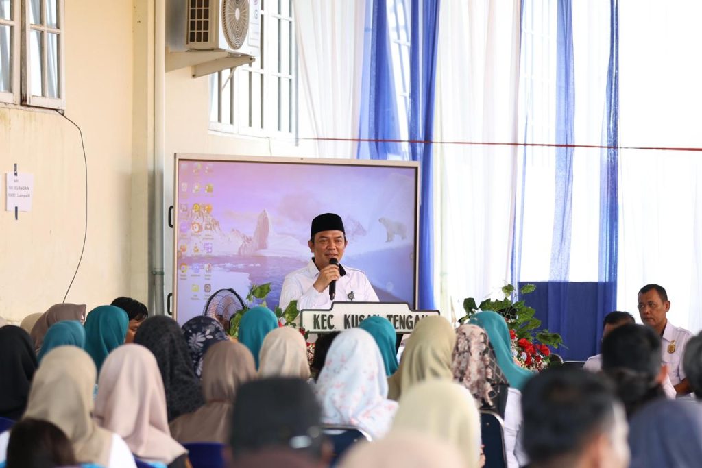 SAMBUTAN:Asisten Bidang Ekonomi dan Pembangunan Setda Tanah Bumbu Eryanto Rais menyampaikan sambutan Bupati Tanah Bumbu saat Safari Ramadan 1447 H di Masjid Al Amin, Desa Batulicin Irigasi.