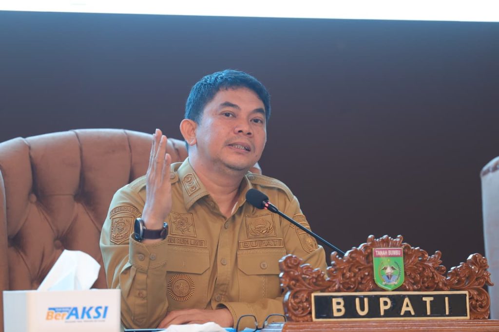 RAPAT: Bupati Tanah Bumbu Andi Rudi Latif memimpin rapat persiapan peringatan Hari Jadi ke-23 Kabupaten Tanah Bumbu di Kantor Bupati, Batulicin, Selasa (3/3/2026).
